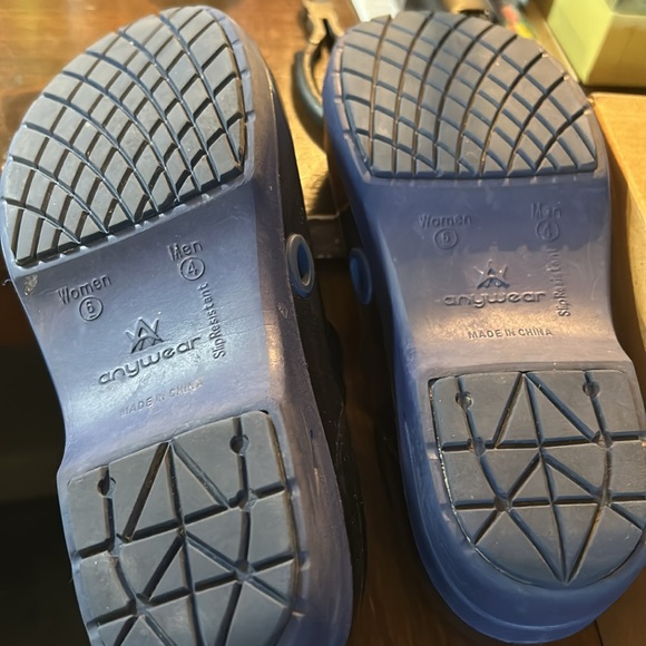 👟🦋🥿Blue slip resistant Clogs 🦋♥️ - Picture 3 of 5